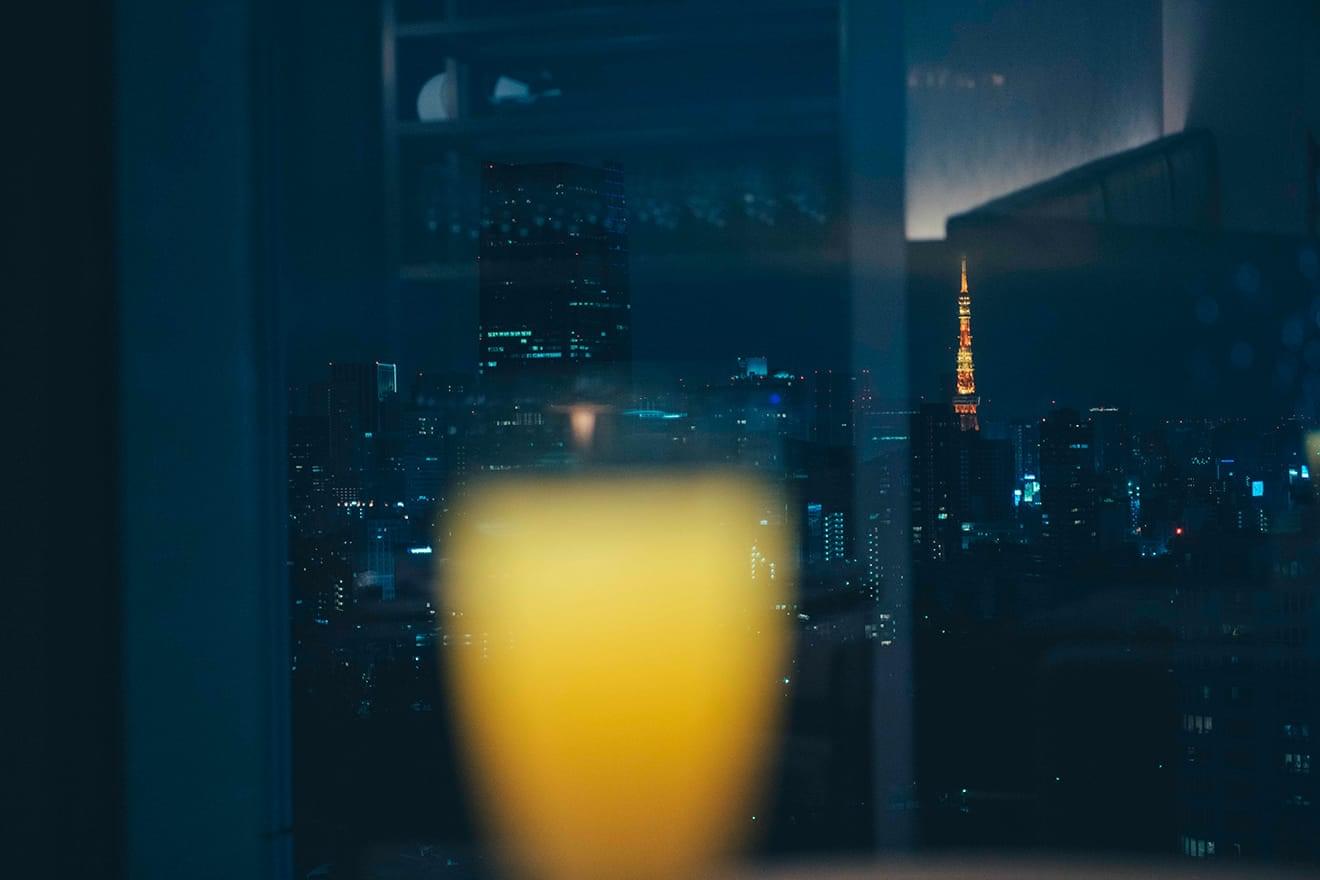 写真：トラットリア アンドレア ロッシ　ドリンク越しの夜景