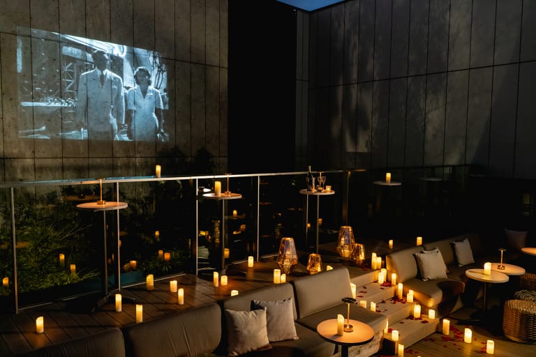 ②LEDキャンドルコーディネート ¥10,000〜プロポーズ会場を華やかに演出。火を使わないLEDキャンドルで装飾します。